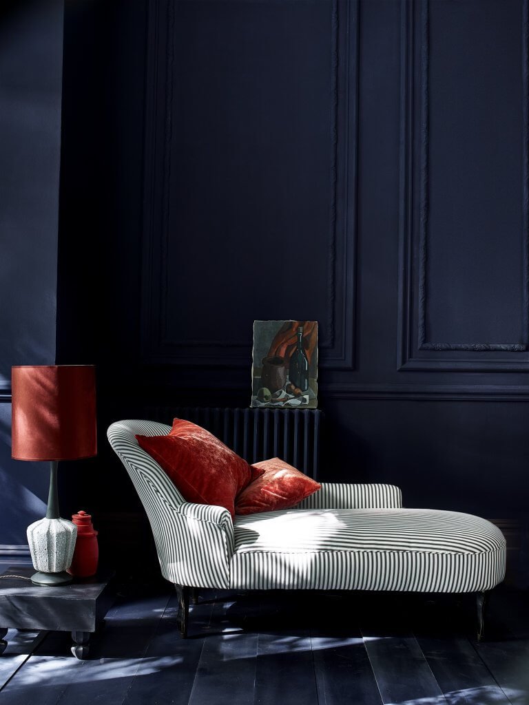 Annie Sloan - Living room - Chalk Paint in Oxford Navy and Athenian Black, chaise in Graphite Ticking