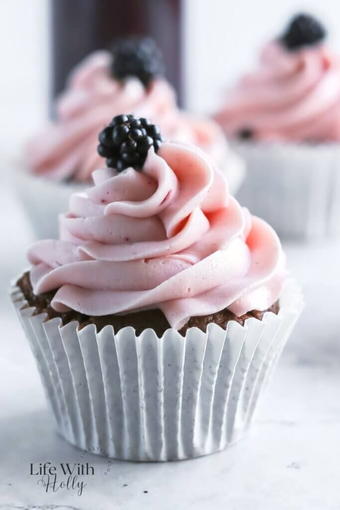 Chocolate and blackberry cupcakes