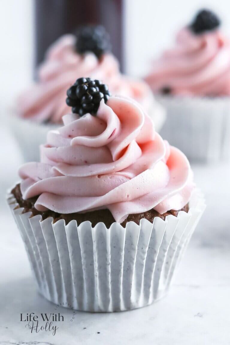 Chocolate and blackberry cupcakes