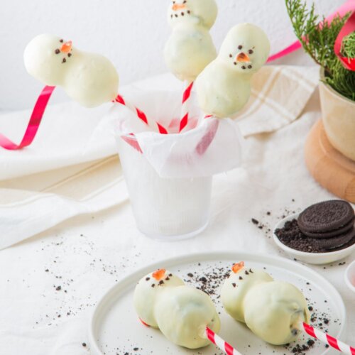 Easy Snowman Cake Pops, a perfect no-bake Christmas treat!