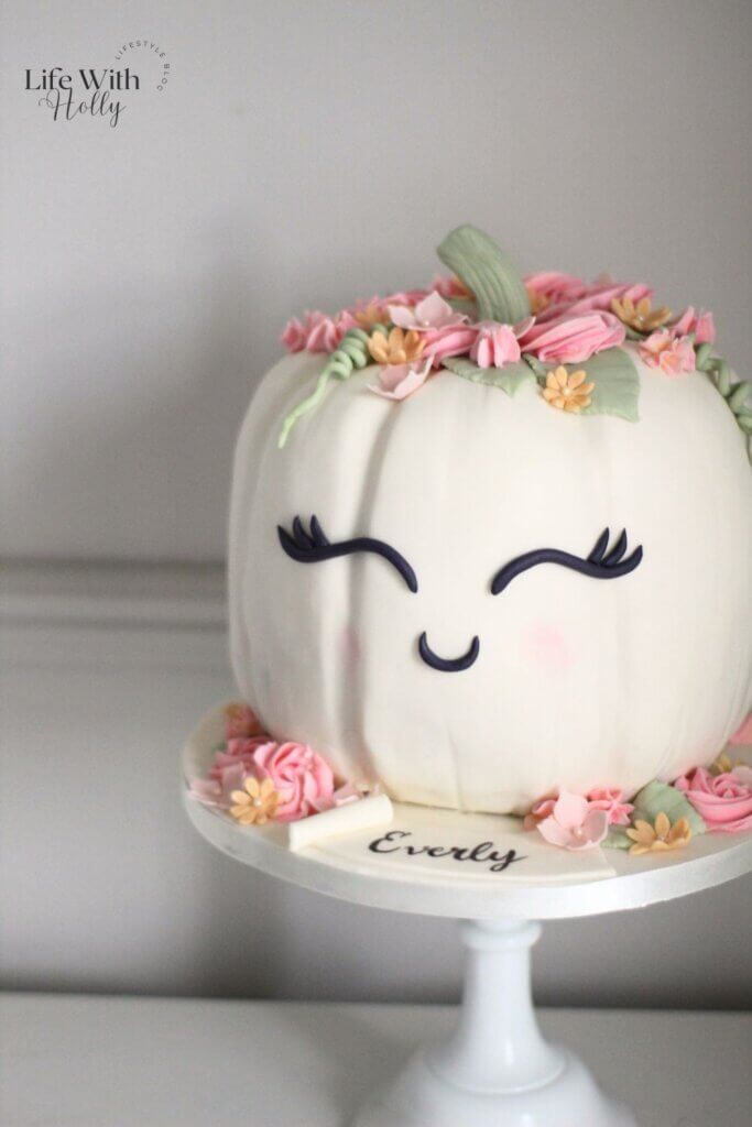 Cute pumpkin Halloween cake