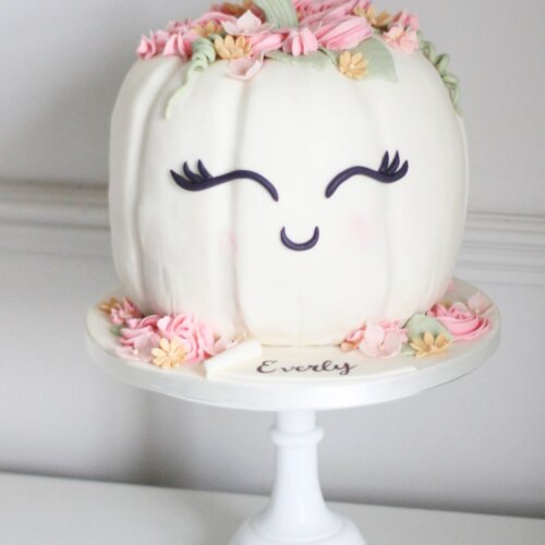 Cute pumpkin Halloween cake
