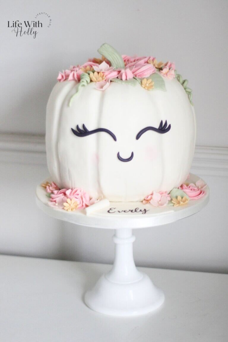 Cute pumpkin Halloween cake