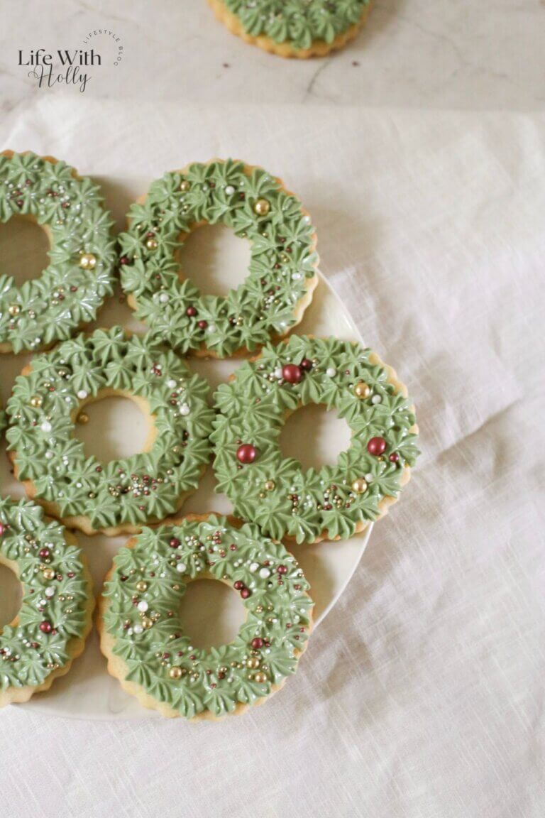 Christmas Wreath Cookies - Iced Christmas Cookies to look like a Wreath