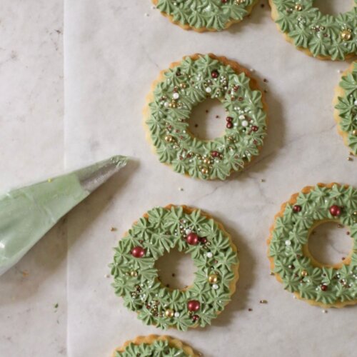 Christmas Wreath Cookies - Iced Christmas Cookies to look like a Wreath