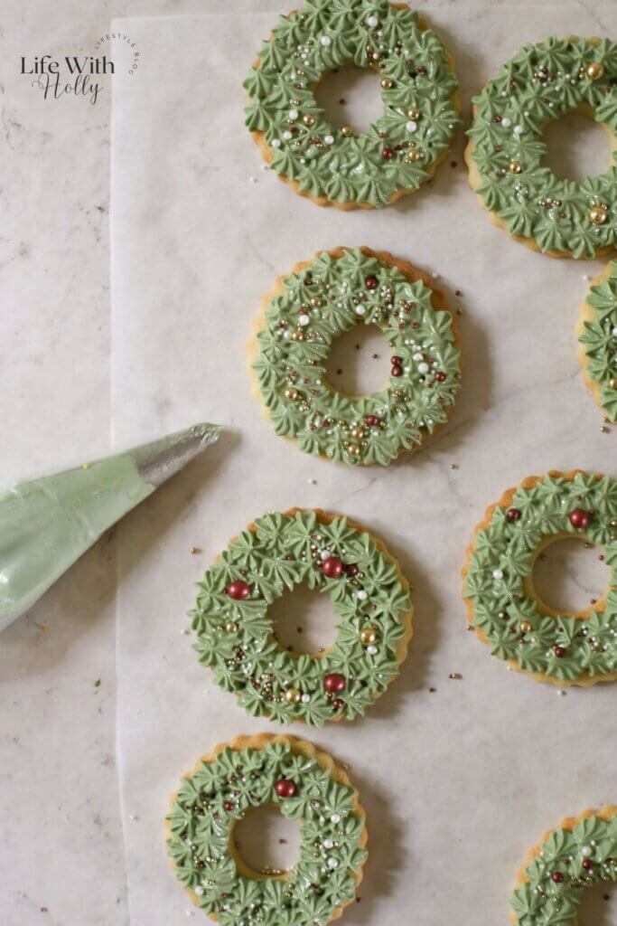 Christmas Wreath Cookies - Iced Christmas Cookies to look like a Wreath