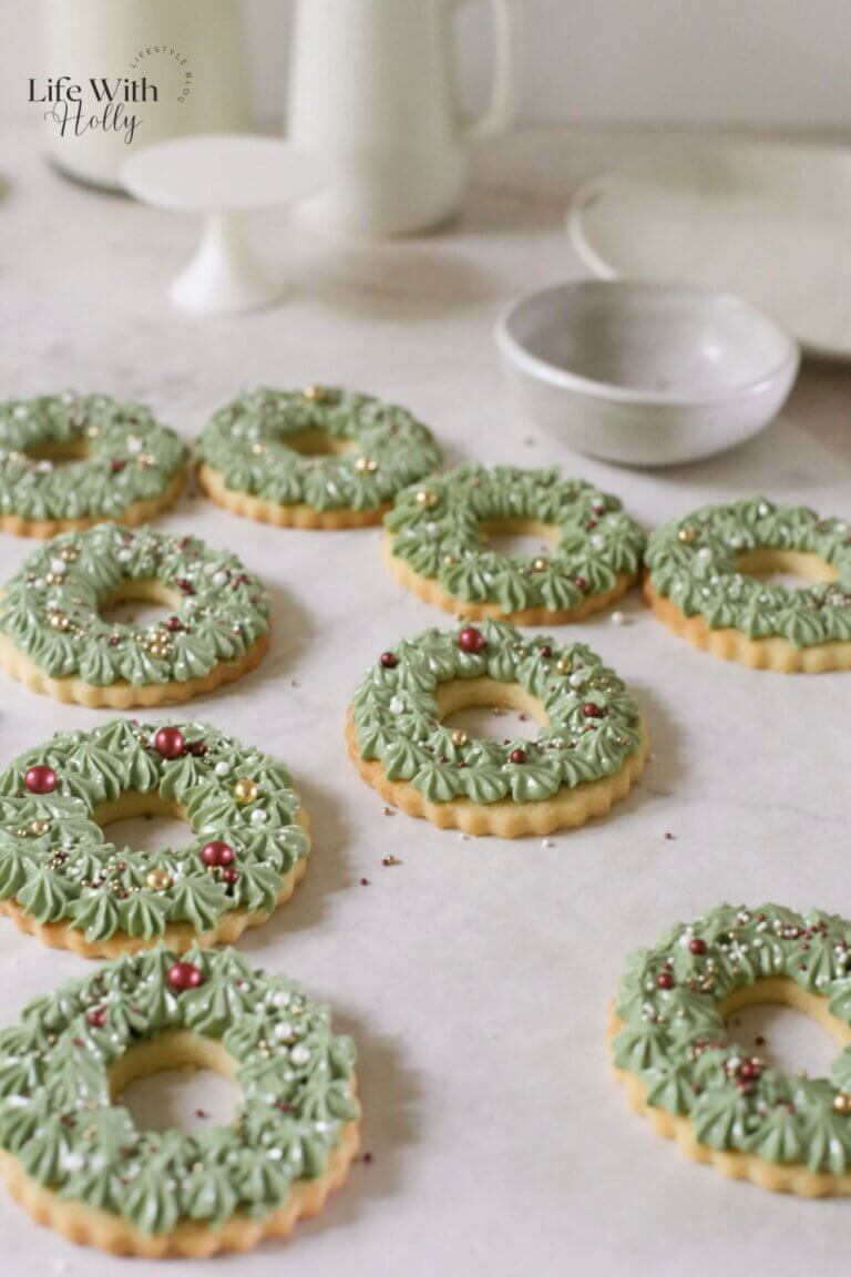 Christmas Wreath Cookies - Iced Christmas Cookies to look like a Wreath