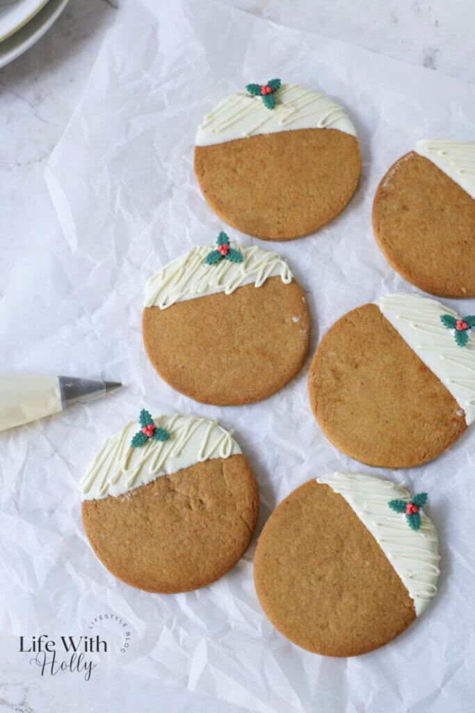 Christmas Gingerbread Cookies that look like Christmas puddings