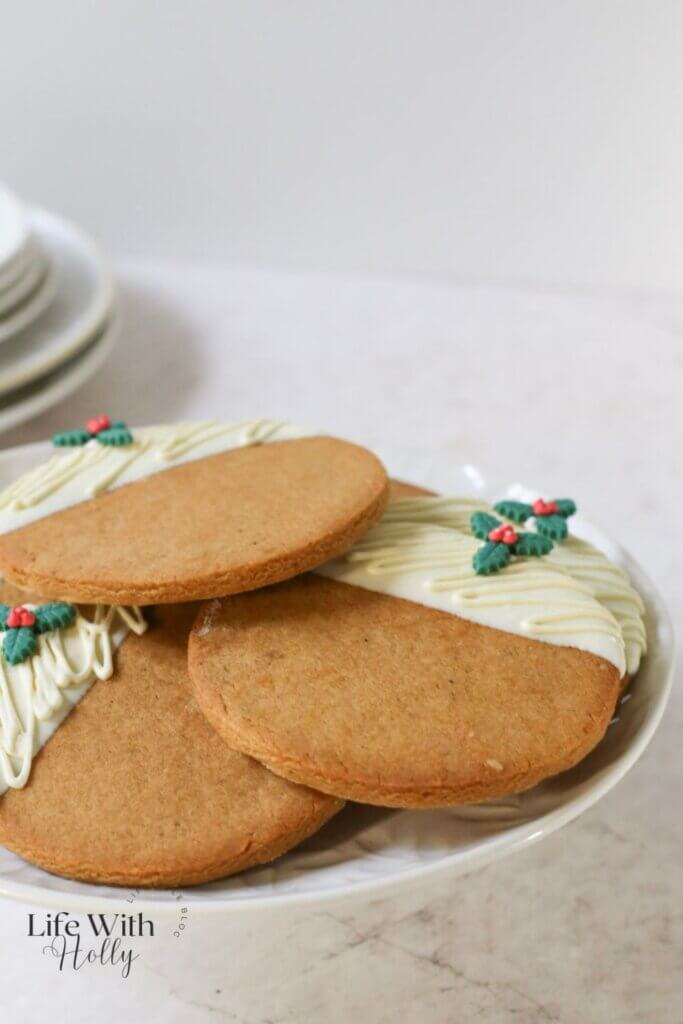 Christmas Gingerbread Cookies that look like Christmas puddings